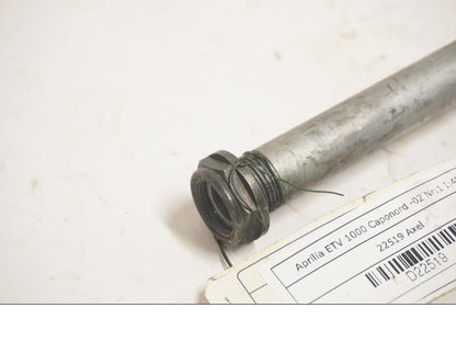 Höger sida på Axel från en Aprilia ETV 1000 -2002 motorcykel.