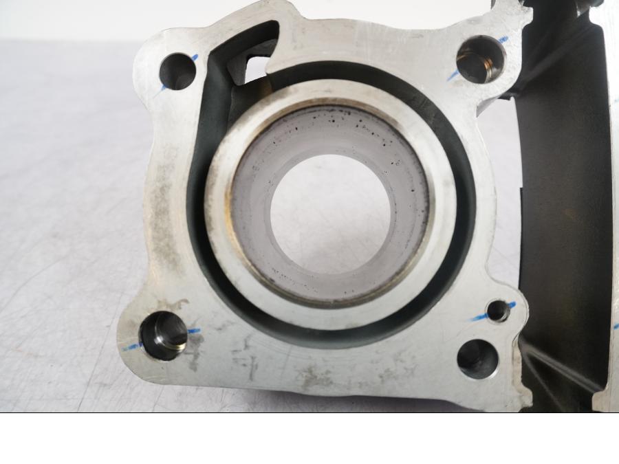 Vänster sida på Cylinder från en KTM 125 Duke -2017 motorcykel.