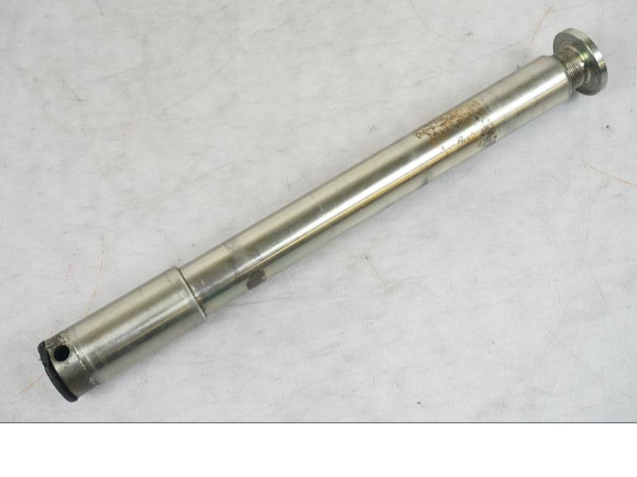 Framsidan på Axel från en Triumph Daytona 955I -2000 motorcykel.