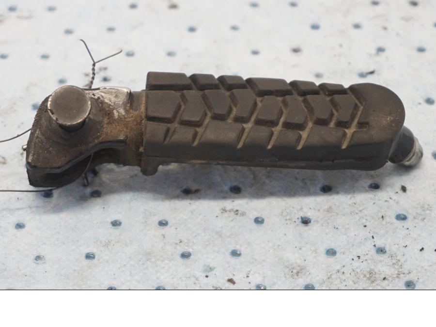 Framsidan på Fotpinne från en KTM 125 Duke -2017 motorcykel.