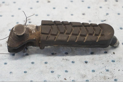 Framsidan på Fotpinne från en KTM 125 Duke -2017 motorcykel.