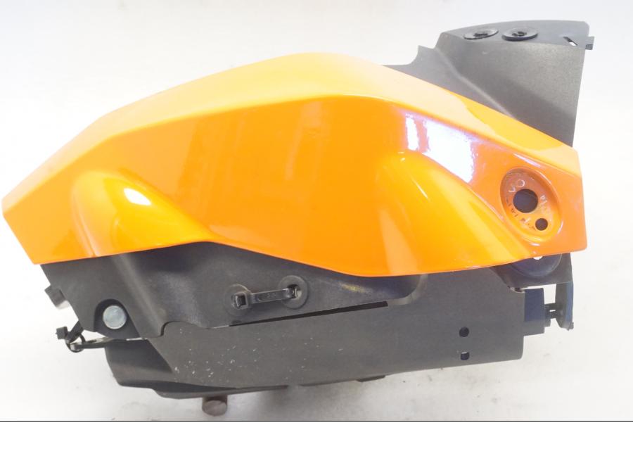 Snett uppifrån på Strålkastarhus från en KTM 125 Duke -2015 motorcykel.