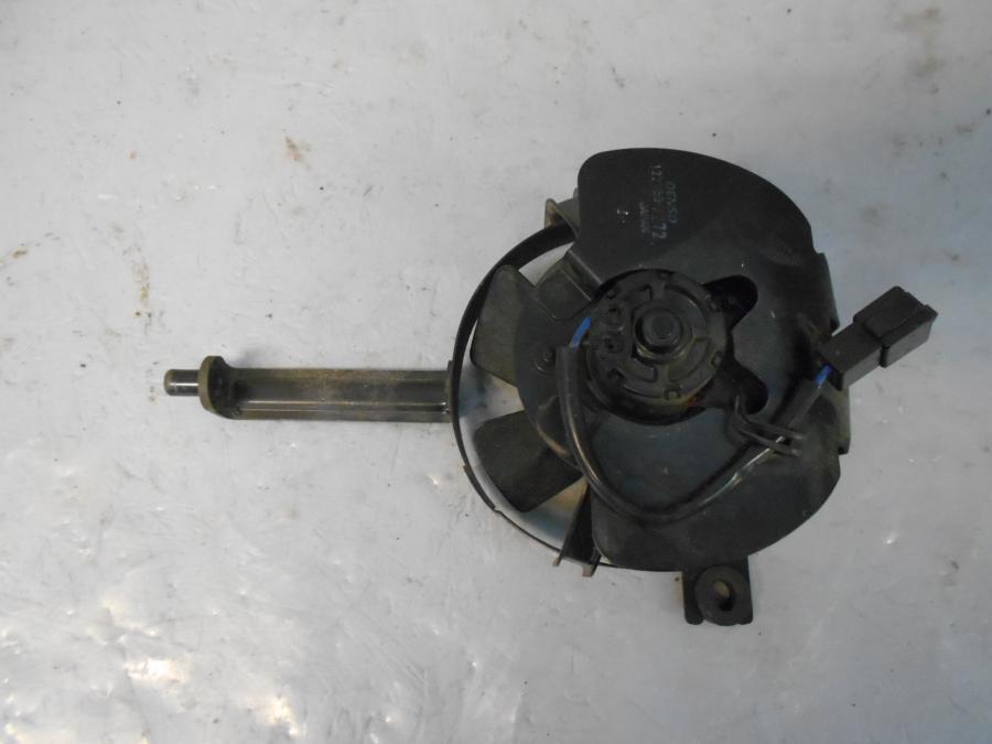 Baksidan på Vattenkylfläkt från en Suzuki GSX 1400 -2003 motorcykel.