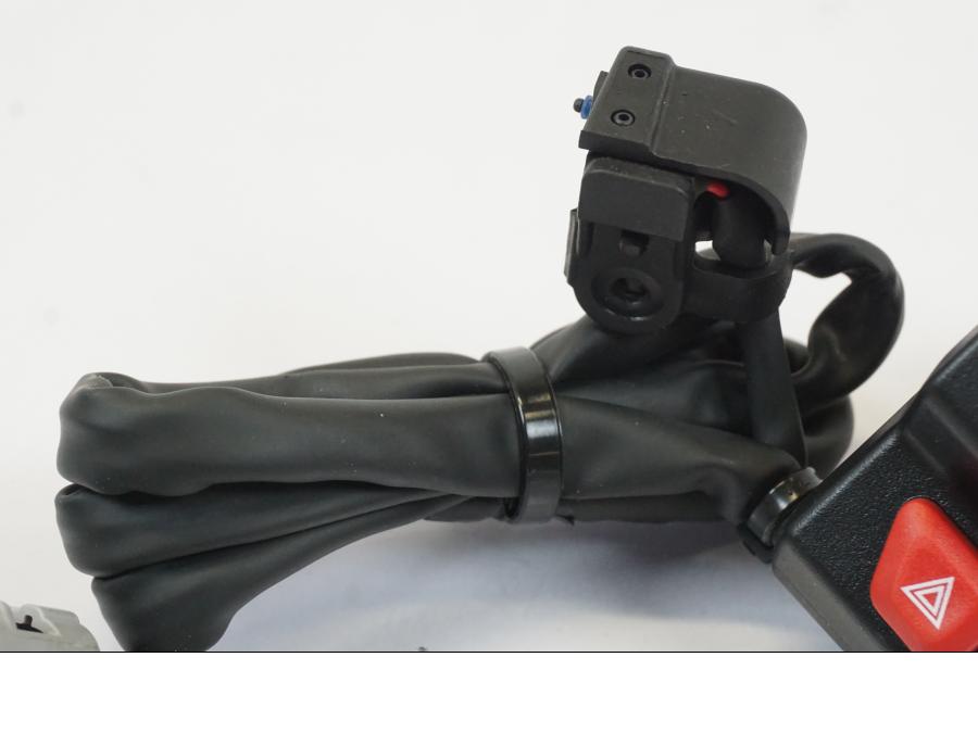 Höger sida på Styrelreglage från en Triumph Trident -2021 motorcykel.