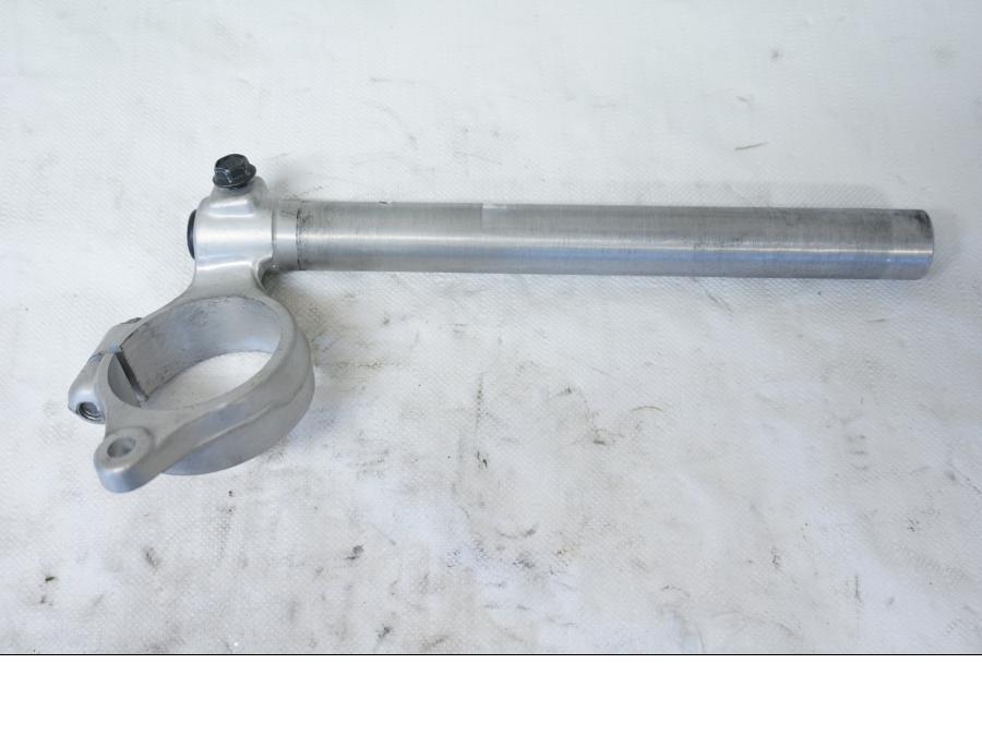 Framsidan på Styre från en Suzuki GSX-R 750 -2001 motorcykel.