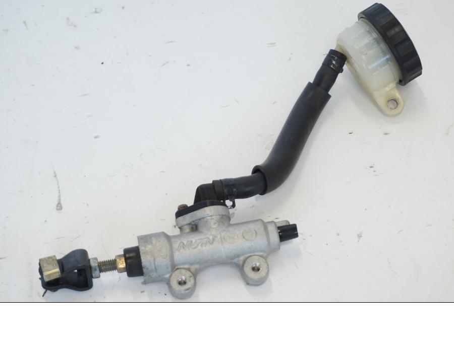 Framsidan på Bromshuvudcylinder från en Honda CBR 900 RR -2001 motorcykel.