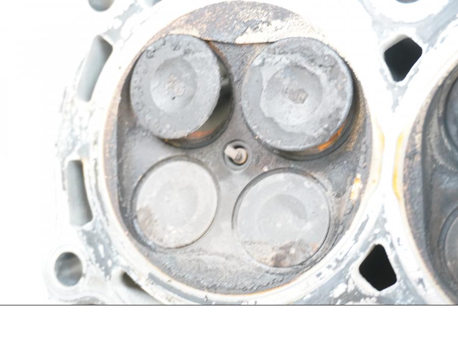 Snett nerifrån på Topplock från en Yamaha FJR 1300 -2005 motorcykel.