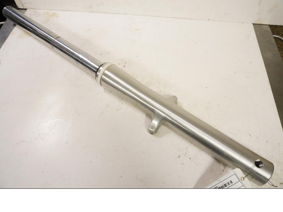 Framsidan på Gaffelben från en Yamaha XVS 650 -2002 motorcykel.