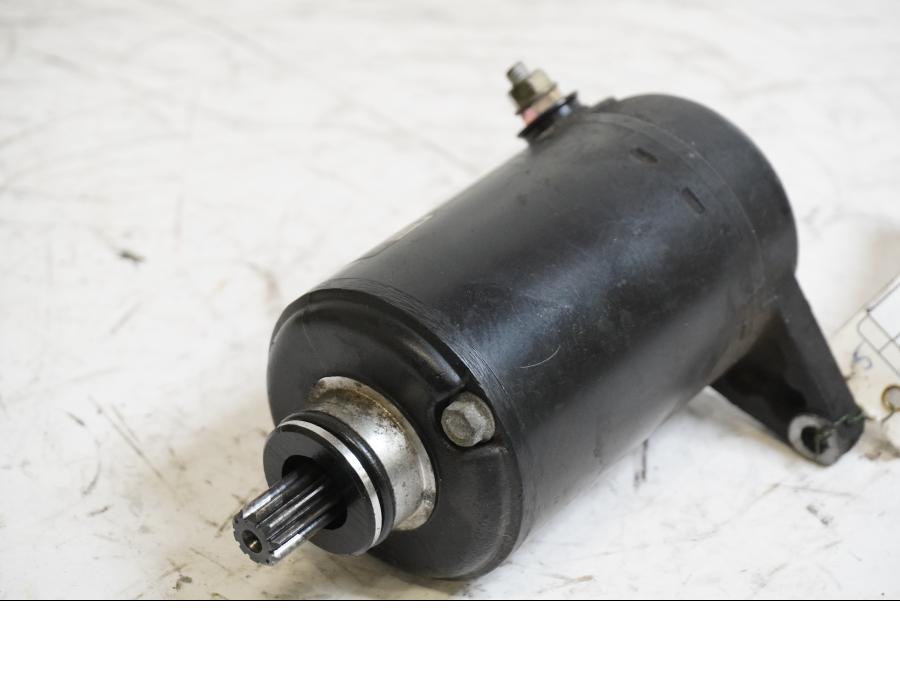 Framsidan på Startmotor från en Kawasaki ZX-9R -1997 motorcykel.