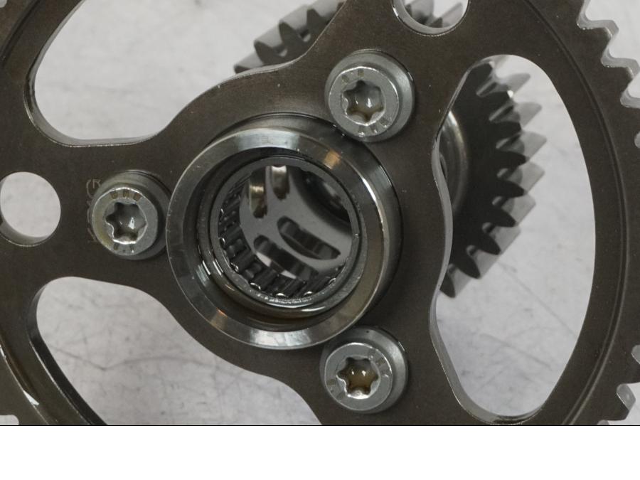 Baksidan på Kamkedjedrev från en BMW R 1250 GS -2023 motorcykel.