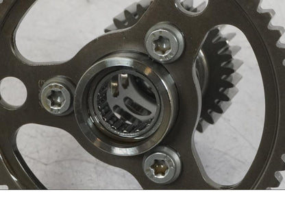 Baksidan på Kamkedjedrev från en BMW R 1250 GS -2023 motorcykel.