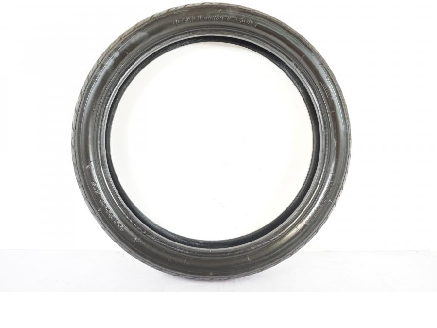 Framsidan på <p>Framdäck Bridgestone Exedra L309 110/90-19</p>

<p>40% mönsterdjup kvar. Tillverkningsår hittas ej, slitage normalt.</p> moped.