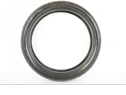 Framsidan på <p>Framdäck Bridgestone Exedra L309 110/90-19</p>

<p>40% mönsterdjup kvar. Tillverkningsår hittas ej, slitage normalt.</p> moped.
