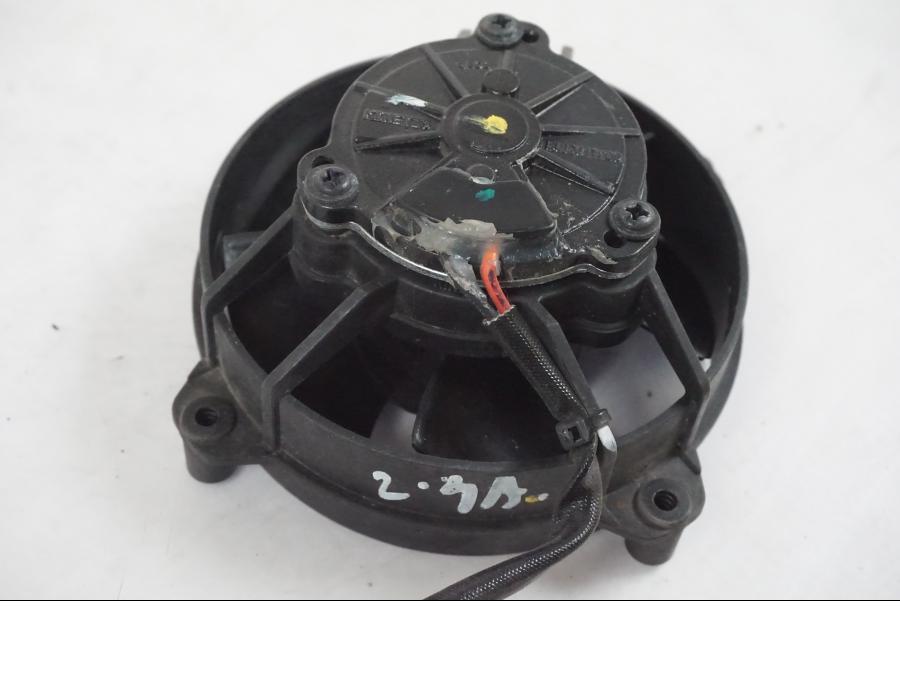 Snett nerifrån på Vattenkylfläkt från en KTM 390 Adventure -2021 motorcykel.