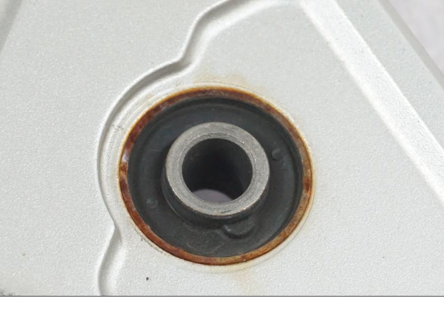 Vänster sida på Fotpinnefäste från en Suzuki GSF 1250 -2010 motorcykel.