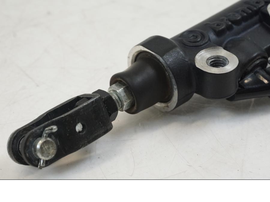 Vänster sida på Bromshuvudcylinder från en Yamaha YZF R7 -2022 motorcykel.