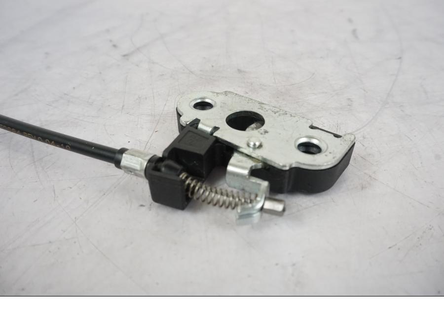 Vänster sida på Sadellåsmekanism från en KTM 1290 Super Duke -2019 motorcykel.