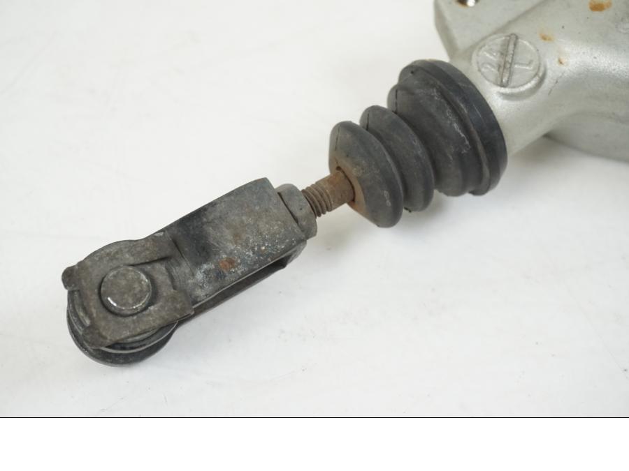 Snett nerifrån på Bromshuvudcylinder från en KTM 990 SM -2009 motorcykel.