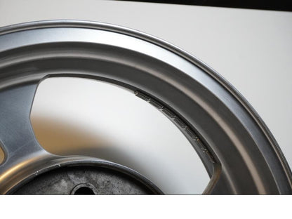 Extrabild3 på Fälg från en Kawasaki VN 1600 Mean Streak -2004 motorcykel.