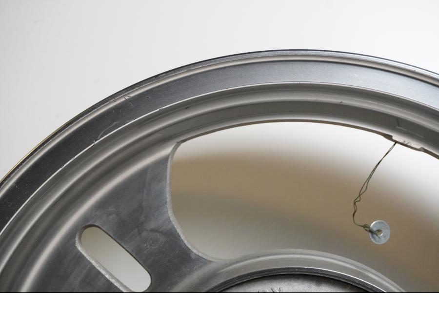 Snett uppifrån på Fälg från en Kawasaki VN 1600 Mean Streak -2004 motorcykel.