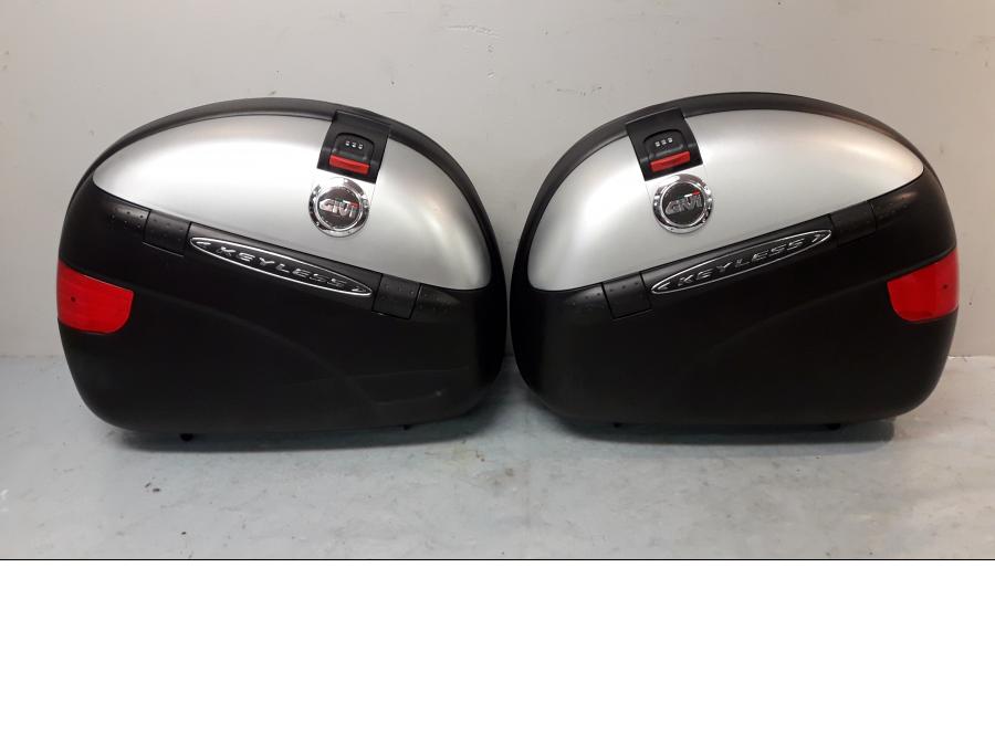 Framsidan på Sidoväska från en Suzuki DL 1000 -2008 motorcykel.