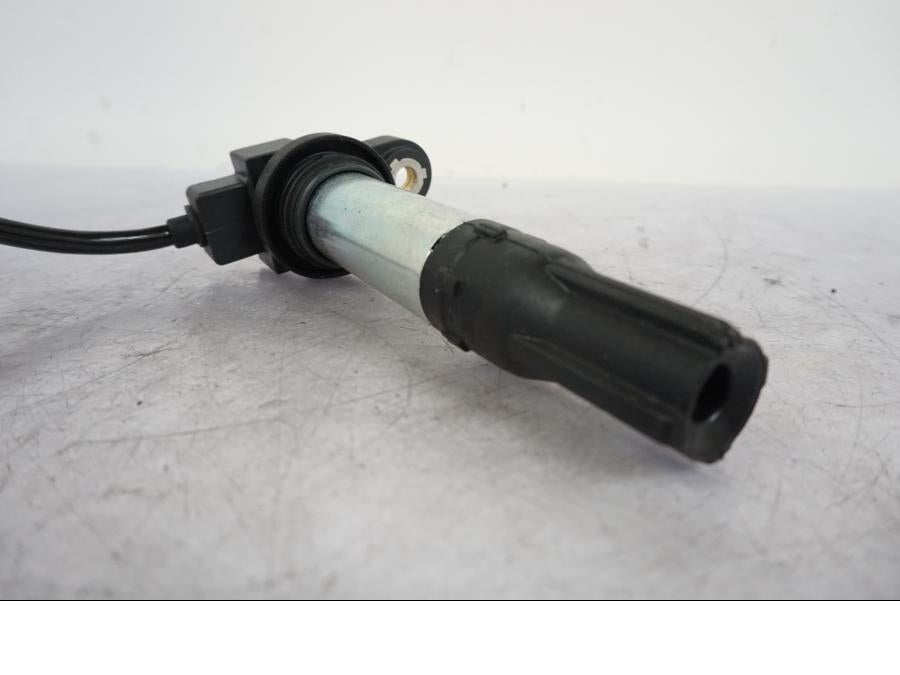 Höger sida på Tändspole från en KTM 1290 Super Duke R -2023 motorcykel.