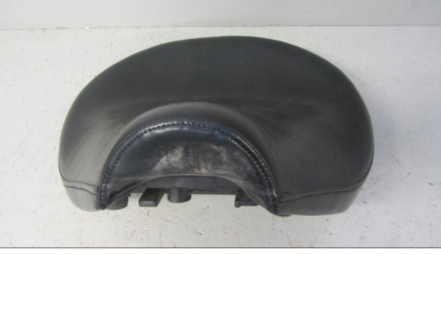 Höger sida på Sadel från en Yamaha XVS 1100 -2002 motorcykel.