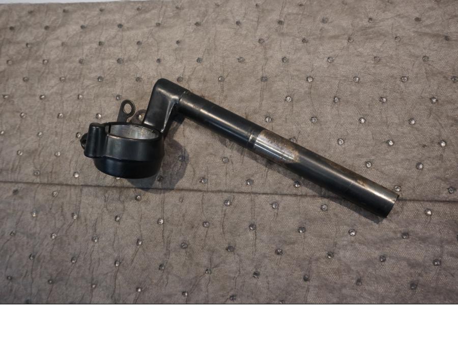 Framsidan på Styre från en Honda CBR 900 RR -1999 motorcykel.