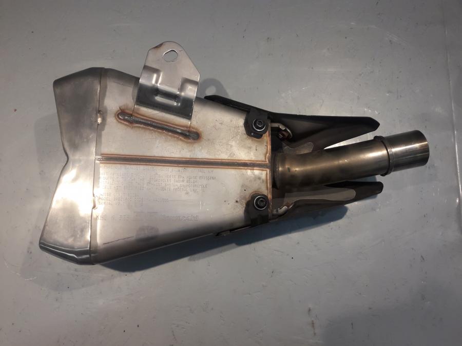 Baksidan på Ljuddämpare från en Kawasaki Z 1000 -2014 motorcykel.