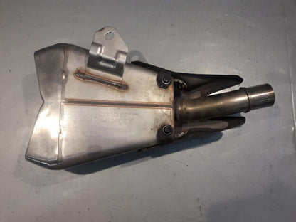 Baksidan på Ljuddämpare från en Kawasaki Z 1000 -2014 motorcykel.