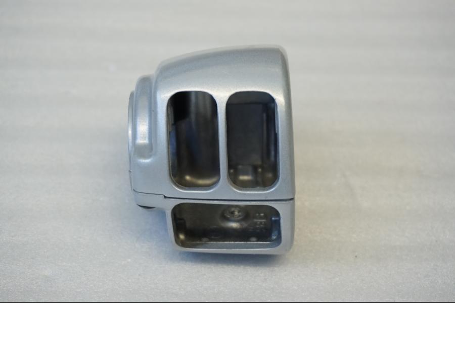 Framsidan på Styrelreglage från en H-D V-Rod 1130 -2002 motorcykel.