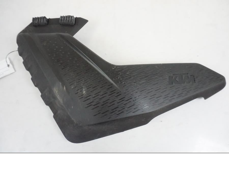 Framsidan på Kylarvinge från en KTM 390 Adventure -2021 motorcykel.