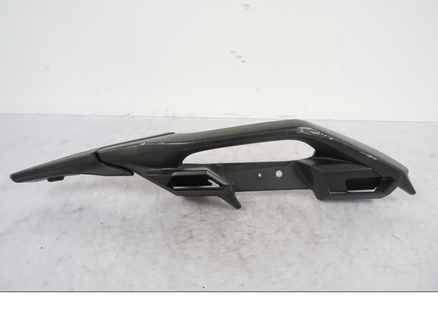 Framsidan på Passagerarhandtag från en Kawasaki Versys 650 -2014 motorcykel.