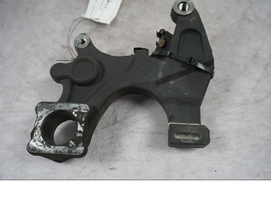 Vänster sida på Bromsoksfäste från en Suzuki GSX 1300 BK -2008 motorcykel.