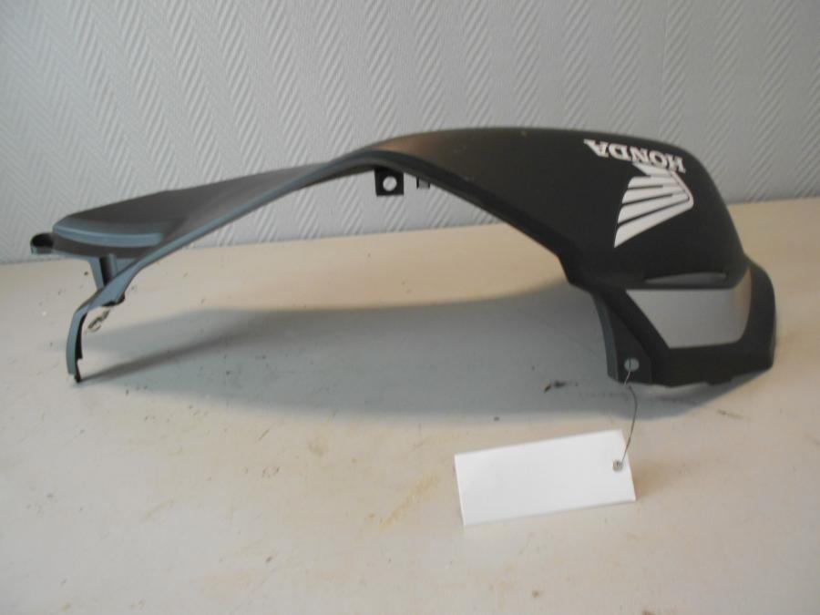 Höger sida på Bensintankskåpa från en Honda NC 750 S -2017 motorcykel.