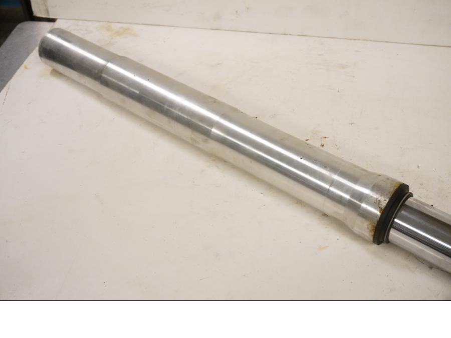 Höger sida på Gaffelben från en Ducati Monster 620 -2004 motorcykel.