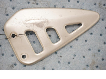 Framsidan på Fotpinnehälskydd från en Suzuki TL 1000 S -1997 motorcykel.