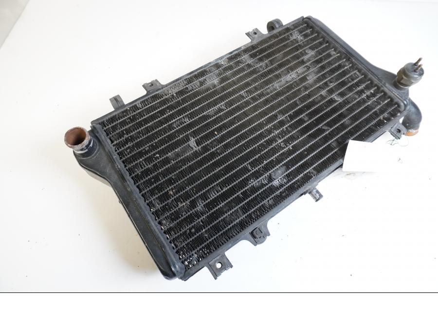 Snett nerifrån på Vattenkyl från en Kawasaki ZXR 750 -1989 motorcykel.