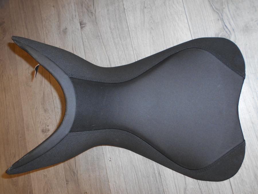 Baksidan på Sadel från en Ducati Multistrada 1200 -2013 motorcykel.