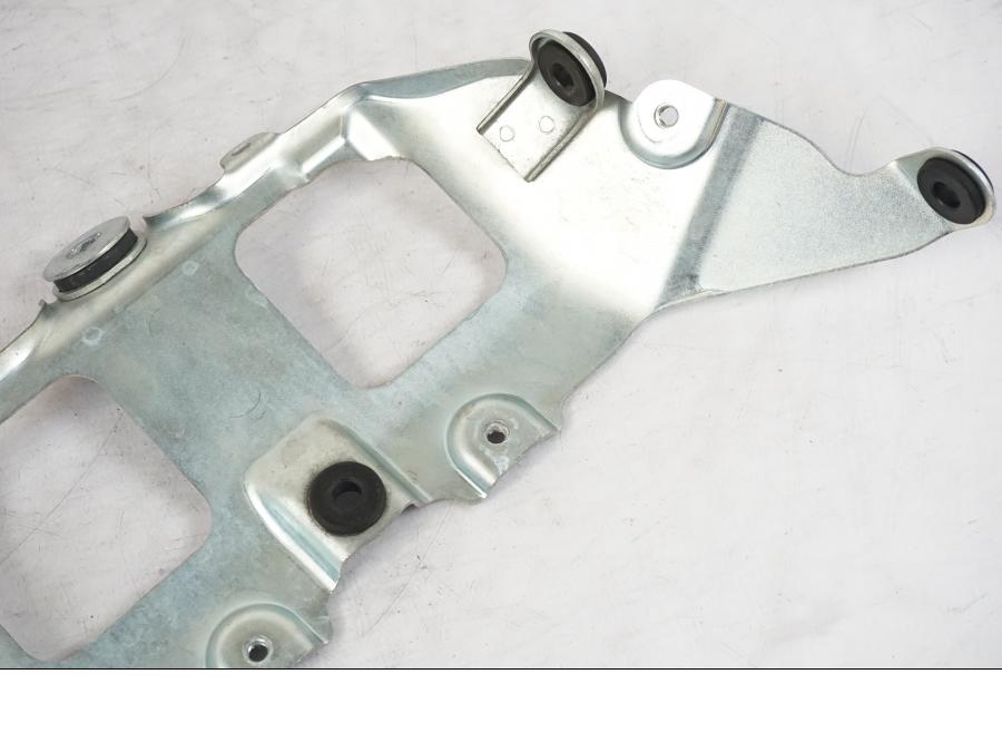 Baksidan på Bensintankfäste från en Suzuki GSX-R 750 -2006 motorcykel.