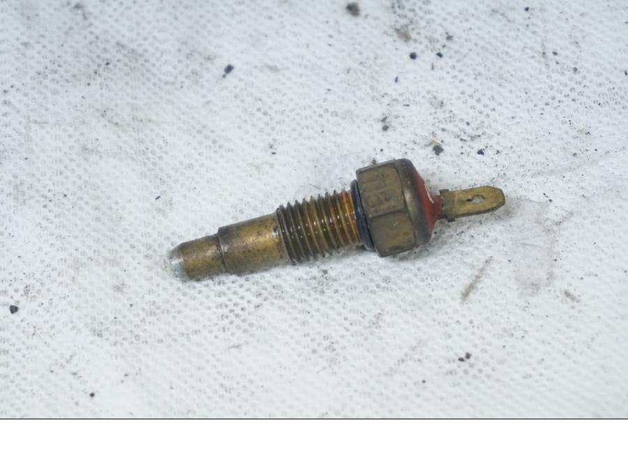 Framsidan på Vattenkylgivare från en Kawasaki VN 800 -1996 motorcykel.