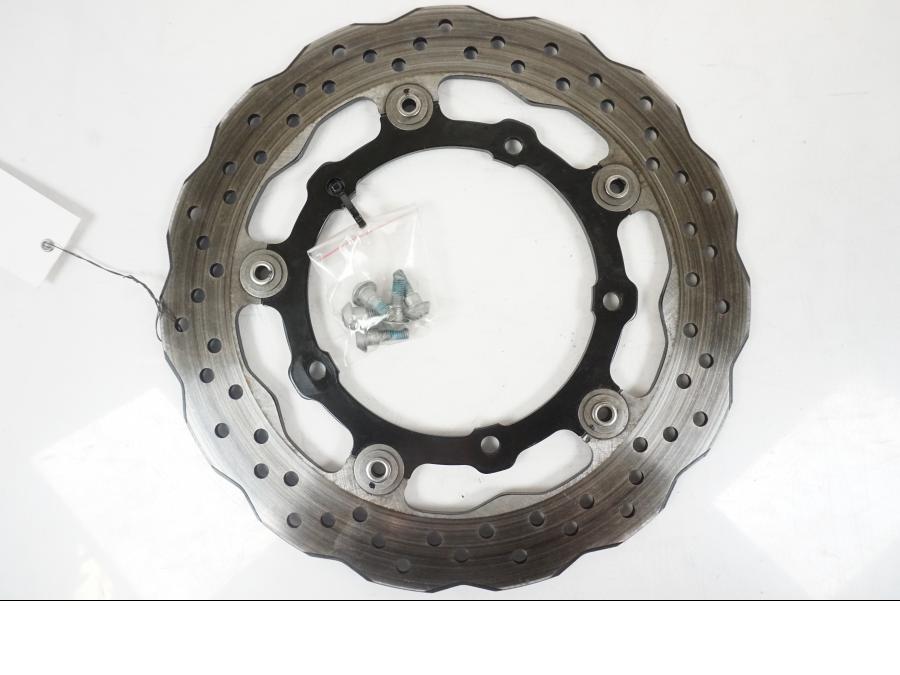 Snett uppifrån på Bromsskiva från en Yamaha MT-07 -2019 motorcykel.