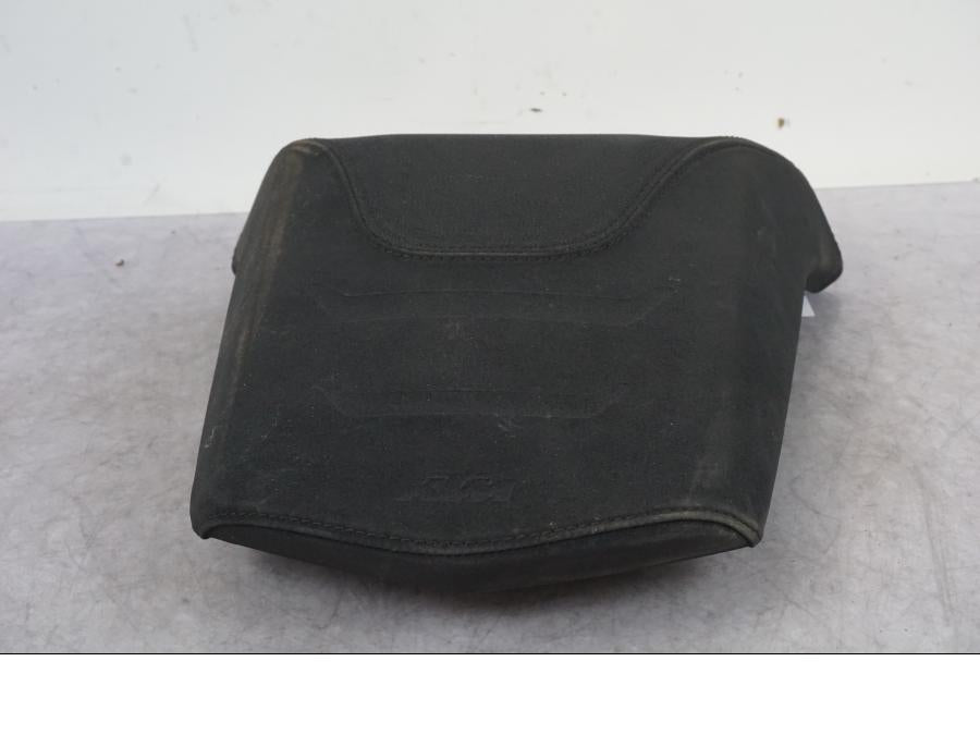 Baksidan på Sadel från en KTM 1290 Super Adventure S -2022 motorcykel.