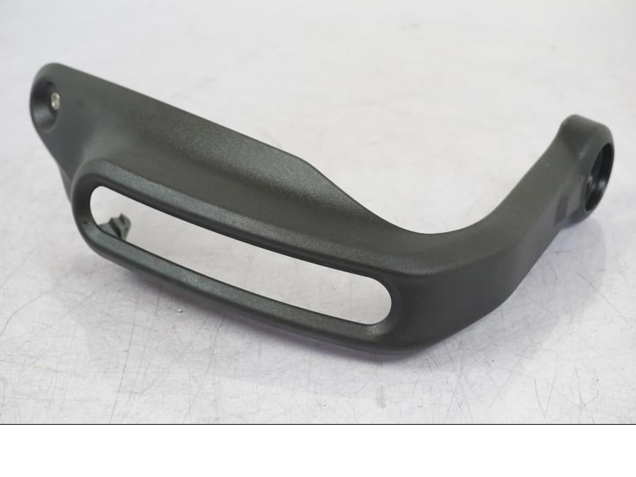 Framsidan på Handskydd från en BMW R 1300 GS -2024 motorcykel.