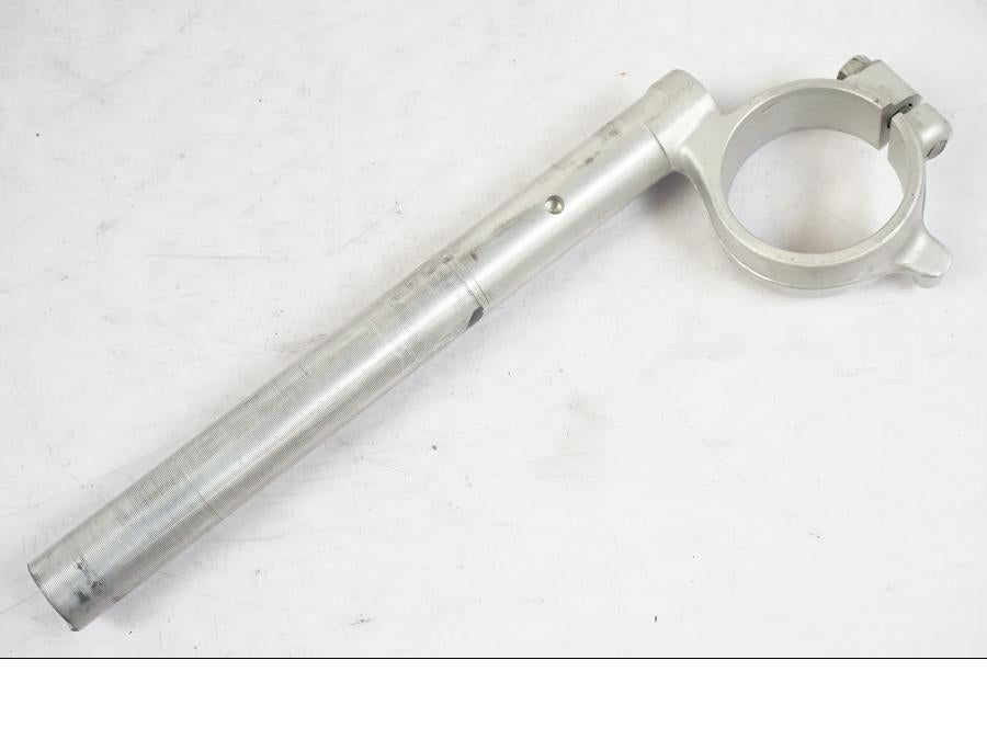 Snett uppifrån på Styre från en Suzuki GSX-R 750 -2006 motorcykel.