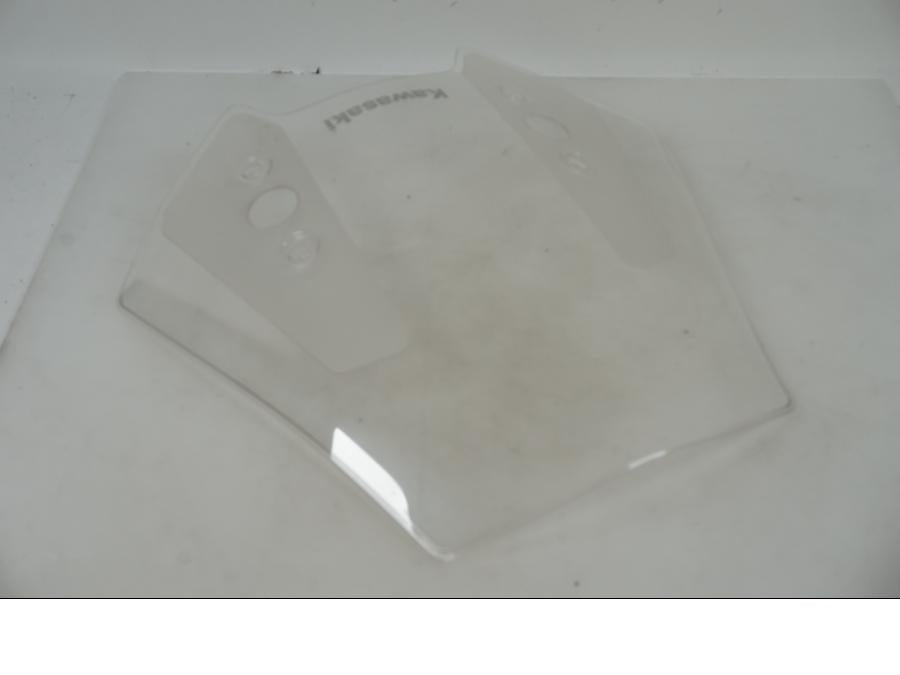 Baksidan på Vindruta från en Kawasaki Versys 1000 -2017 motorcykel.