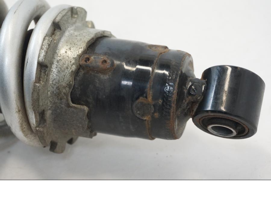 Vänster sida på Stötdämpare från en Yamaha XSR 700 -2016 motorcykel.