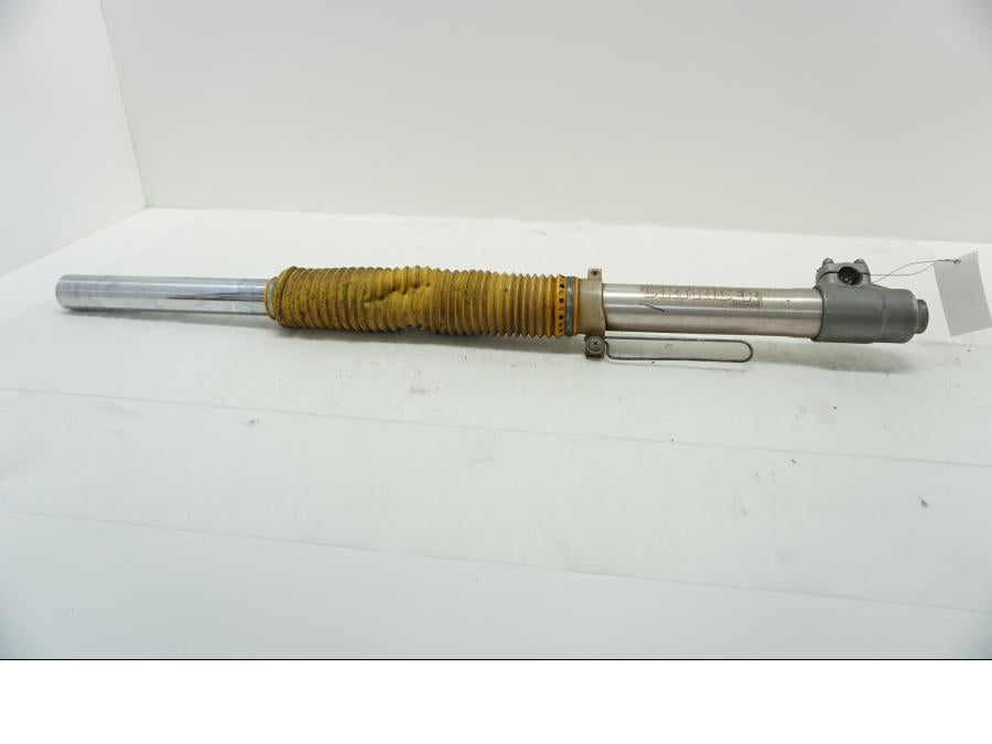 Baksidan på Gaffelben från en Suzuki DR 650 -1996 motorcykel.