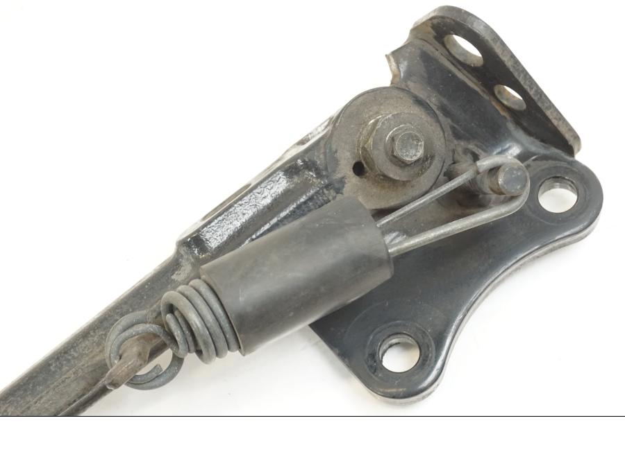 Baksidan på Sidostöd från en Honda ST 1300 -2002 motorcykel.