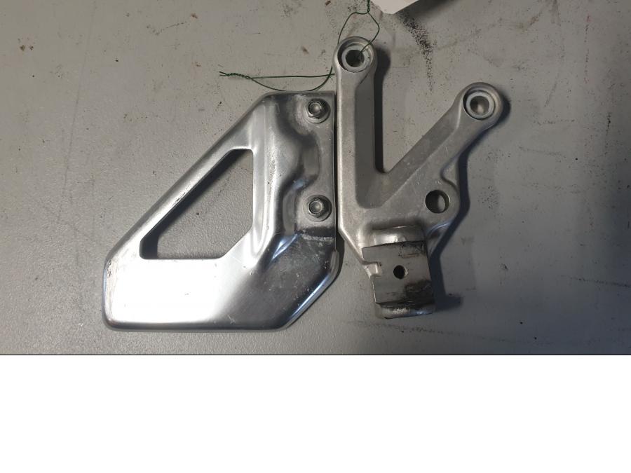 Framsidan på Fotpinnefäste från en Aprilia RSV 1000 R Tuono -2006 motorcykel.